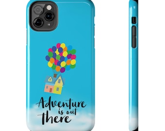 Puede incluir: Una funda de teléfono azul claro con un gráfico de una casa elevada por un grupo de globos coloridos. Debajo de la casa, el texto Adventure is out There aparece en letra negra. La funda muestra tanto la vista trasera como la lateral.
