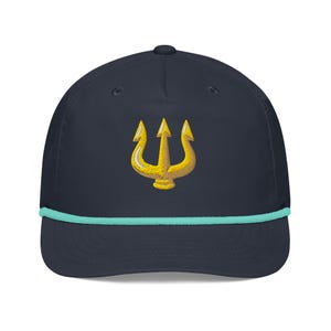 May include: Navy blue baseball cap with a gold trident embroidered on the front. The cap features a teal-colored rope detail along the brim. A stylish accessory for sun protection.