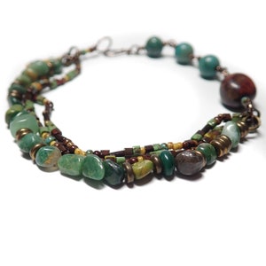 Groene kralenarmband, groene jaspis en Tsjechische glaskralen, wrap bedrade sieraden armband, rustieke sieraden, handgemaakte sieraden