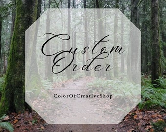 Può includere: Un cartello per un ordine personalizzato con sfondo bianco e testo nero. Il testo recita "Custom Order" e "ColorOfCreativeShop". Il cartello è posizionato su un sentiero in un bosco.