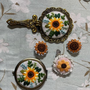 Personalized embroidery hand mirror |Floral embroidery hand mirror | Beauty accessories | Vintage hand mirror |Gift for her.