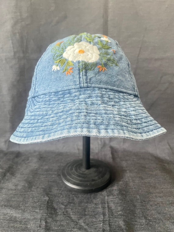 Women\'s Denim Bucket Hat with Floral Accent in Blue EMBROIDERED FLORAL DENIM BUCKET HAT - Blue | ZARA United States main image 4