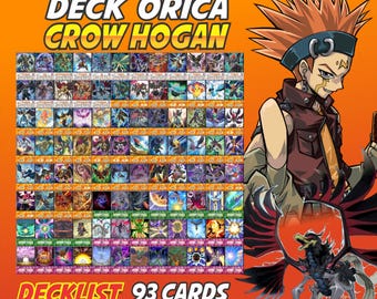 Op de afbeelding: Een verzameling van 93 ruilkaarten van de Deck Orica Crow Hogan set. De oranje achtergrond toont de tekst DECK ORICA CROW HOGAN en DECKLIST 93 CARDS. Een illustratie van een personage met stekelig haar en een donker gevleugeld wezen is inbegrepen.