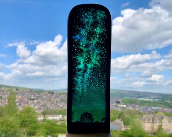 Vía Láctea y árboles pintados a mano sobre vidrio en soporte de madera