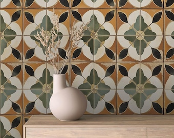 Puede incluir: Una pared cubierta con azulejos de cerámica decorativos con un patrón floral en tonos de verde, marrón, negro y blanco. Un jarrón de forma redondeada se encuentra sobre una repisa de madera frente a la pared.