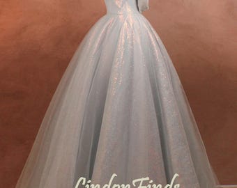 Blauwe baljurk van tule, grijze strapless avondjurk met lovertjes, handgemaakt
