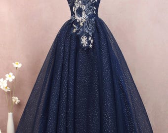 Marineblauwe baljurk tot op de grond met v-hals, tule baljurk met kapmouwtjes, kanten appliqué formele feestjurk