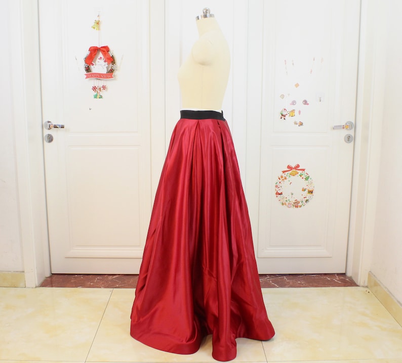 Jupe longue satin bordeaux avec poches sur mesure LindonFinds