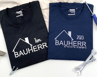 Bauherr Shirt Herren | optional mit Koordinaten | Geschenk zum Einzug, Richtfest, Hausbau, Umzug - TShirt Einweihungsgeschenk Haus