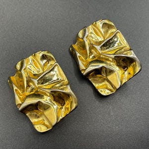 Large vintage modernist &#39;crumpled&#39; scrunched metal design gold tone statement clip on earrings
