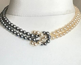 Vintage Kunstperlen Doppelstrang-Halskette mit einfarbig schwarz-weißen Muschelkern-Perlen im Knoten-Design mit Verschluss aus vergoldetem Sterlingsilber