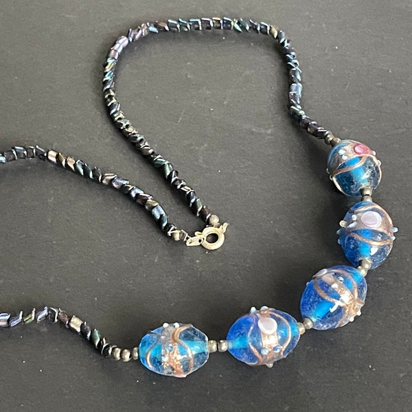 Collier vintage de perles de verre pour gâteau de mariage vénitien, belles couleurs bleu, or, rose et blanc avec décoration en verre de Murano