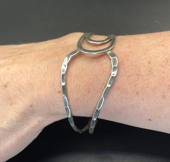 Bracelet Manchette Vintage Art Déco Vers 1970 - Dinanderie Métal Blanc Et Cuivre | Occasion Excellent état