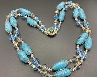 Collar vintage de doble hebra con cuentas de cristal de Murano con purpurina gruesa, cuentas transparentes AB, doradas y azules, y un fabuloso cierre de diamantes de imitación ornamentado.