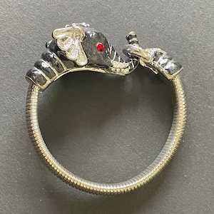Stor vintage elefantarmring, silverfärgad, svart emalj, strass, röda strassögon