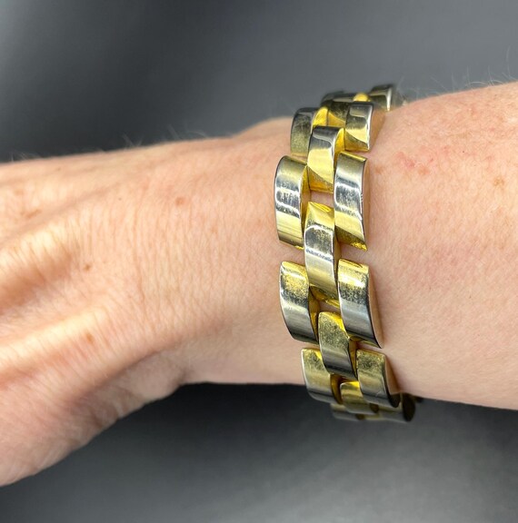 ヴィンテージアールデコマシンエイジスタイルの幾何学的な建築的な 