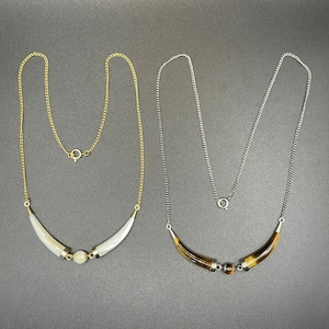 Val av två vintage pärlemorhalsband med MOP- eller tigeröga-halsband med dubbel bete/horndesign