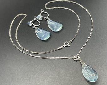 Conjunto de collar y pendientes con cierre de rosca de cristal pagoda en azul claro y plata esterlina vintage.