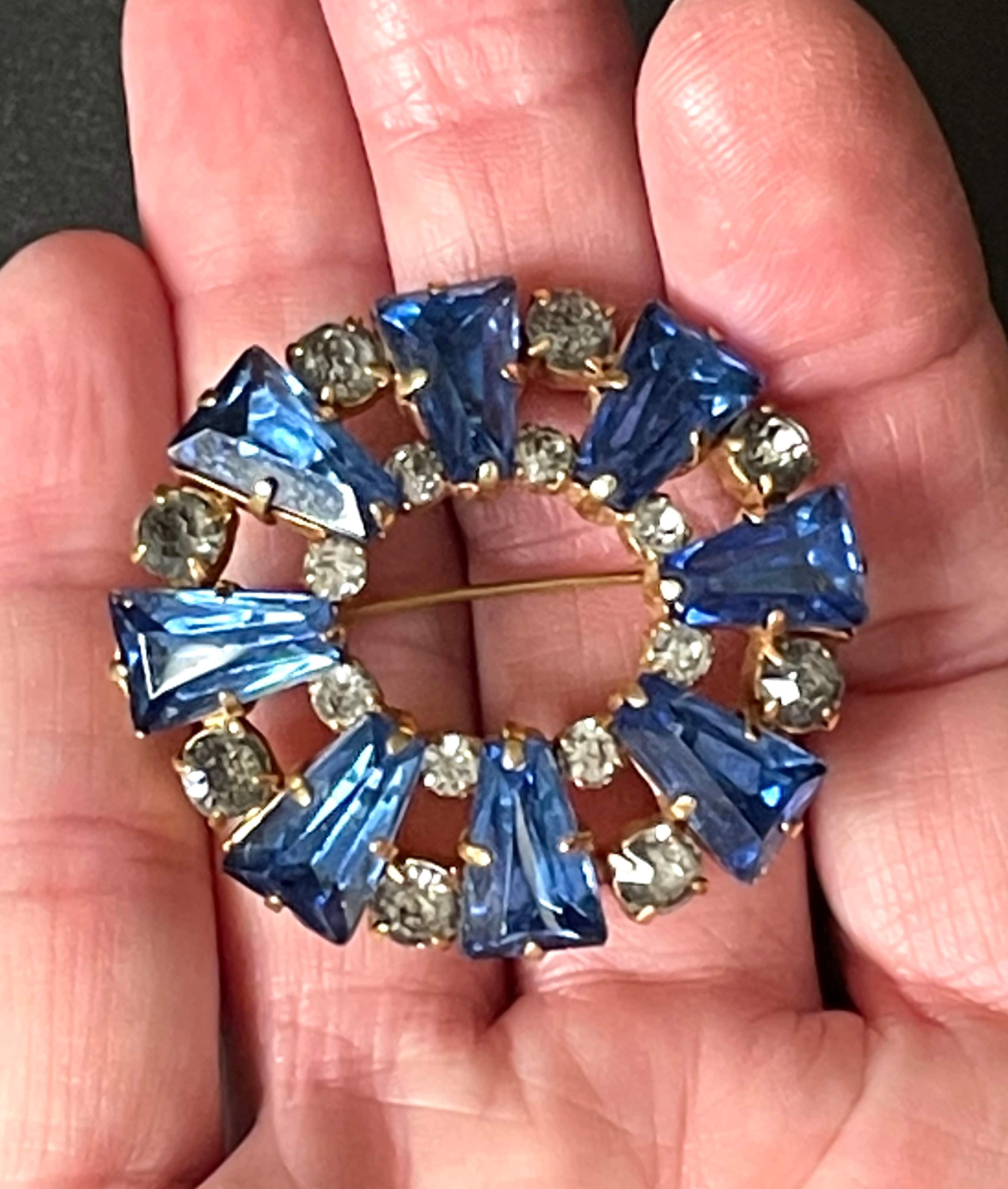 Broche Ancienne En Plaqué Or Et Strass - Style Saphir - Occasion Bon état - Fabriqué En France