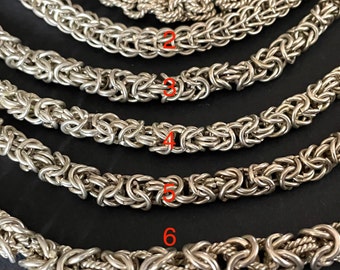 Selección de cinco collares vintage gruesos de eslabones de cadena intrincada chapados en plata de la era de la máquina Art Déco, pesados