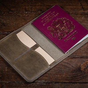 Cartera de pasaporte de cuero hecha a mano. Cosido a mano
