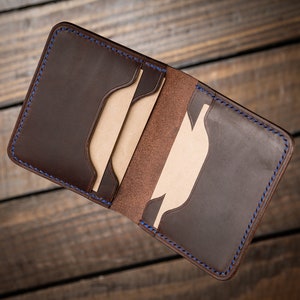 Cartera de piel con dos compartimentos para tarjetas. Hecha a mano, cosida a mano