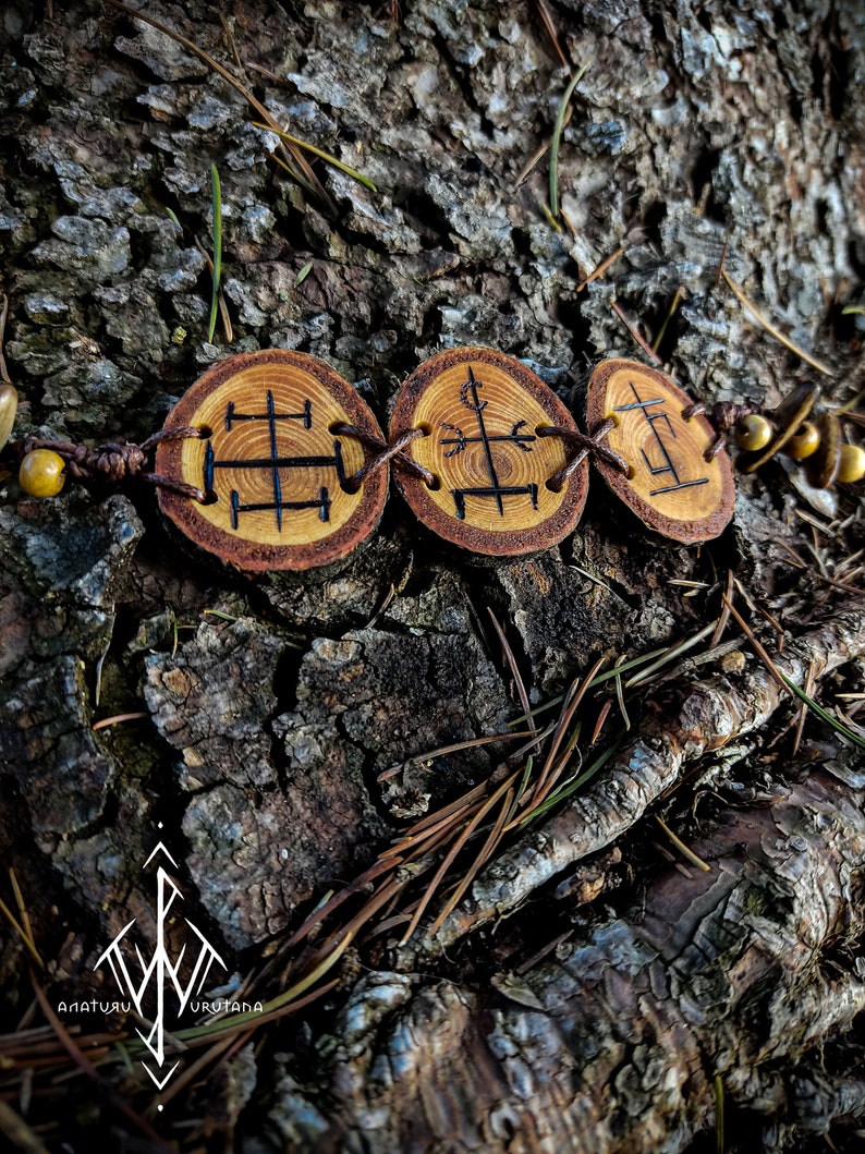 Collar Veiviser collar pirograbado r\u00fanico en madera runic wood necklace viking pagan necklace