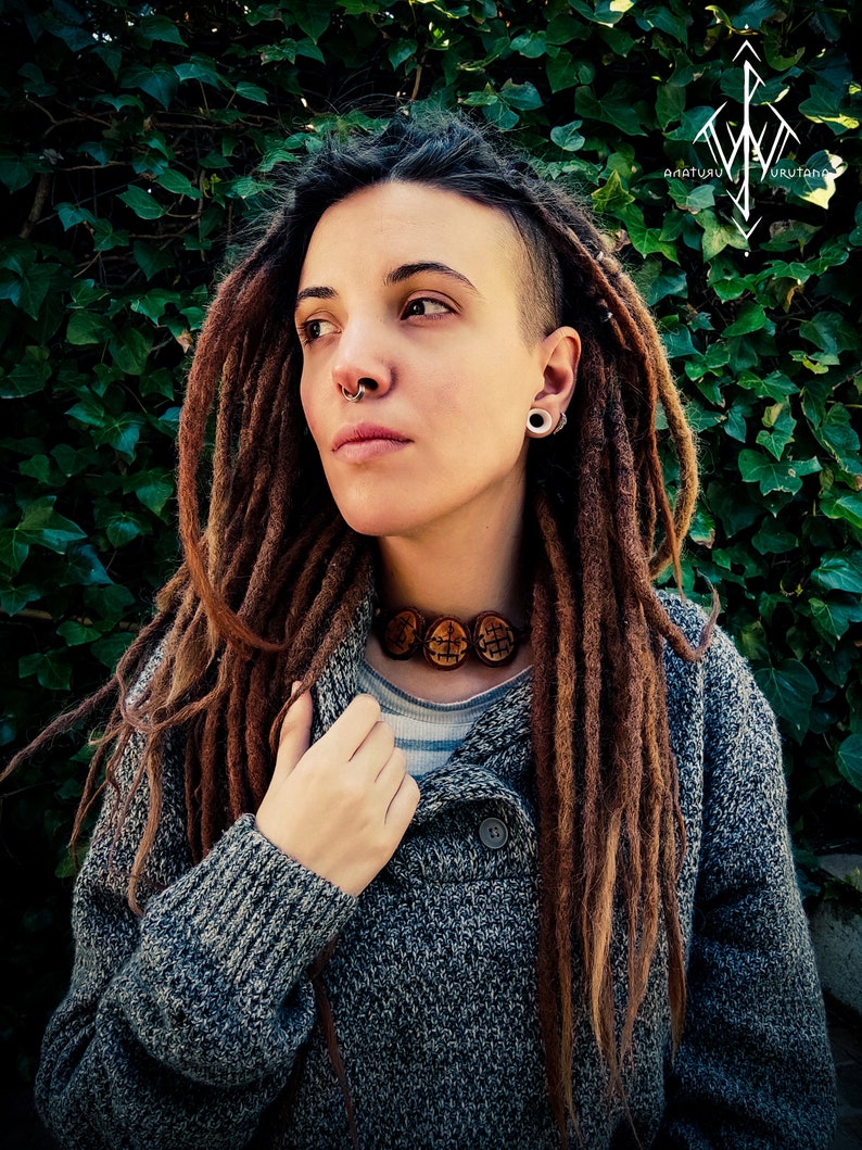 Collar Veiviser collar pirograbado r\u00fanico en madera runic wood necklace viking pagan necklace