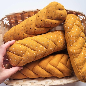 Puede incluir: Un juego de tres tazas de cerámica con un acabado mate moteado. Las tazas son de color crema, gris claro y gris oscuro. Cada taza tiene un diseño simple y minimalista.