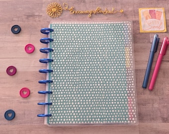 Op de afbeelding: Een transparante plastic hoes voor een planner met een groen en wit stippenpatroon. De hoes heeft een blauwe ringband en de tekst "Encourage Your Soul" is zichtbaar in de linkerbovenhoek.