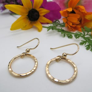 GOLD FILLED EARRINGS, Hammered Medium Circle Hoop Earrings, Stylish and Modern, Everyday Wear Jewelry, Casual and Unique, Artisan Made, 14K