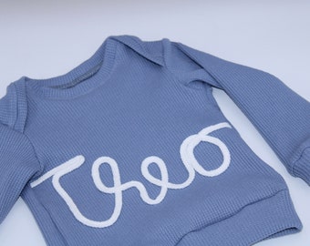 Baby Pullover aus Waffelstrick in Jeansblau mit Namen aus Makramee
