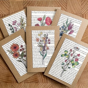 Conjunto de seis tarjetas florales diferentes impresas en páginas de libros.