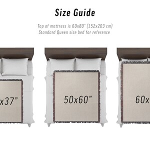 K&ouml;nnte beinhalten: Gr&ouml;&szlig;en&uuml;bersicht f&uuml;r gewebte Decken auf Betten. Die Decken sind beige mit Fransen. Gr&ouml;&szlig;en: 132x94 cm, 127x152 cm und 152x203 cm. Der Text oben lautet "Gr&ouml;&szlig;en&uuml;bersicht".