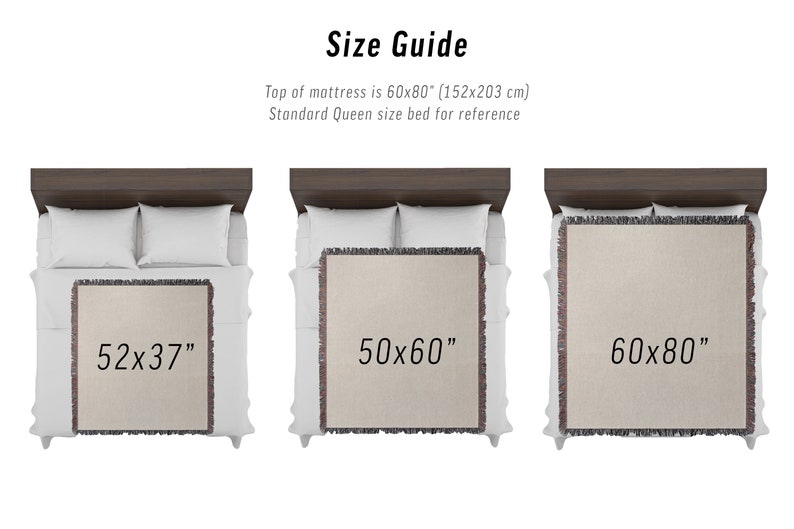K&ouml;nnte beinhalten: Gr&ouml;&szlig;en&uuml;bersicht f&uuml;r gewebte Decken auf Betten. Die Decken sind beige mit Fransen. Gr&ouml;&szlig;en: 132x94 cm, 127x152 cm und 152x203 cm. Der Text oben lautet "Gr&ouml;&szlig;en&uuml;bersicht".