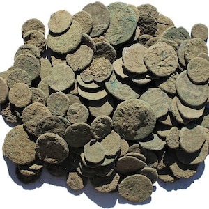 Moneda romana antigua auténtica: artefacto del Imperio (60 a. C. - 400 d. C.) sin limpiar