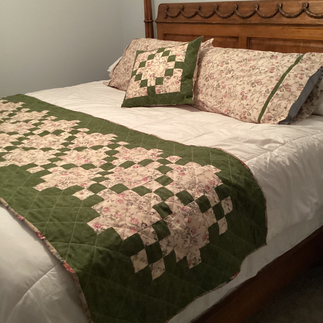Irish Chain Quilted King Bed Runner, 2 King Pillowcases, 20 Pillow