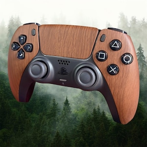 Könnte beinhalten: Ein kabelloser Videospiel-Controller mit einer Holzmaserungsoptik auf der Vorderseite und dem Touchpad. Das Gerät verfügt über zwei texturierte graue Analogsticks, ein Steuerkreuz, vier Aktionstasten und ein zentrales PlayStation-Logo.