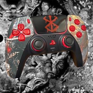 Puede incluir: Un mando de videojuegos inalámbrico negro con el símbolo rojo de la Marca del Sacrificio en el panel táctil. El mando tiene botones de acción rojos, iluminación roja en la base de los joysticks y un diseño gráfico con arte manga en blanco y negro.