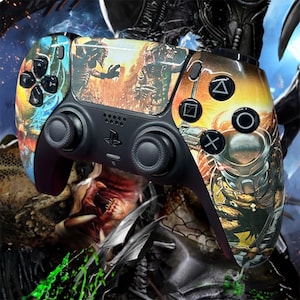 Puede incluir: Un mando negro de PlayStation 5 con un diseño personalizado con imágenes de la franquicia de películas Predator. El mando tiene un diseño colorido con imágenes de Predator y otros personajes. Los botones y joysticks son negros.