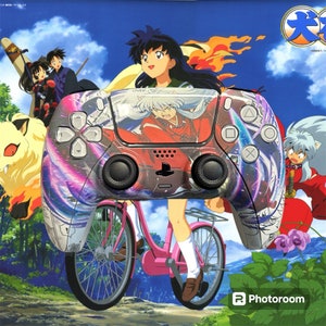 Puede incluir: Un mando PlayStation 5 DualSense personalizado con un diseño de anime colorido que presenta a una mujer montando una bicicleta rosa. El mando tiene un fondo blanco y morado con un personaje de anime en blanco y negro en el centro. El diseño también incluye un personaje de anime rojo y blanco en el fondo.