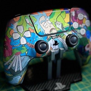 以下が含まれることがあります： リックアンドモーティのアニメシリーズからリック・サンチェスをフィーチャーした、カラフルなカートゥーンデザインのPlayStation 5コントローラー。コントローラーは、ショーのさまざまなキャラクターやオブジェクトを備えた、青、緑、黄色のカラーリングです。