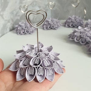 Portanúmeros de mesa con flores de papel de color lila. Juego de 4 portavasos de origami, decoraciones de boda de color lila, portafotos, portatarjetas con forma de corazón