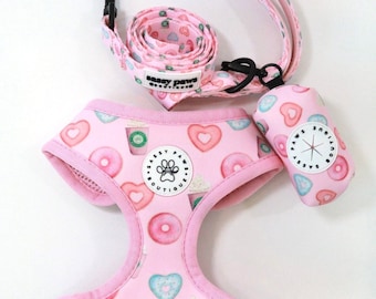 Conjunto de peitoral e guia para cães Donuts & Pawpuccinos com suporte para saco de cocô