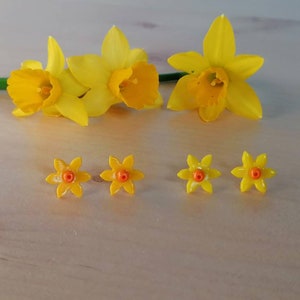 Daffodil stud earrings, handmade from polymer clay | March birth flower | Mother&#39;s Day gift | Welsh gift | Daffodil gift