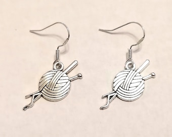 Tricoter des boucles d'oreilles pendantes en fil de laine au crochet avec des crochets en argent sterling