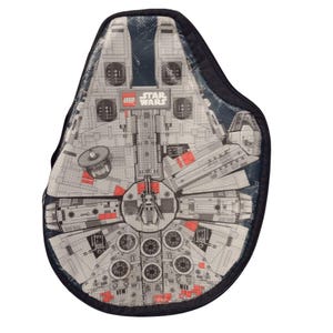 Op de afbeelding: Een grijze en rode Star Wars LEGO Millennium Falcon-tas. De tas heeft een zwarte ritssluiting en een donkerblauwe rand. De LEGO- en Star Wars-logo's zijn zichtbaar aan de bovenkant van de tas.