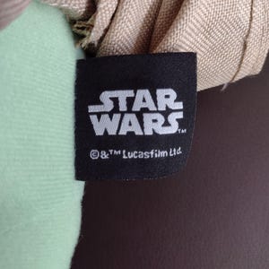 Op de afbeelding: Een zwart-wit Star Wars-label met de tekst "Star Wars" en "&TM Lucasfilm Ltd."