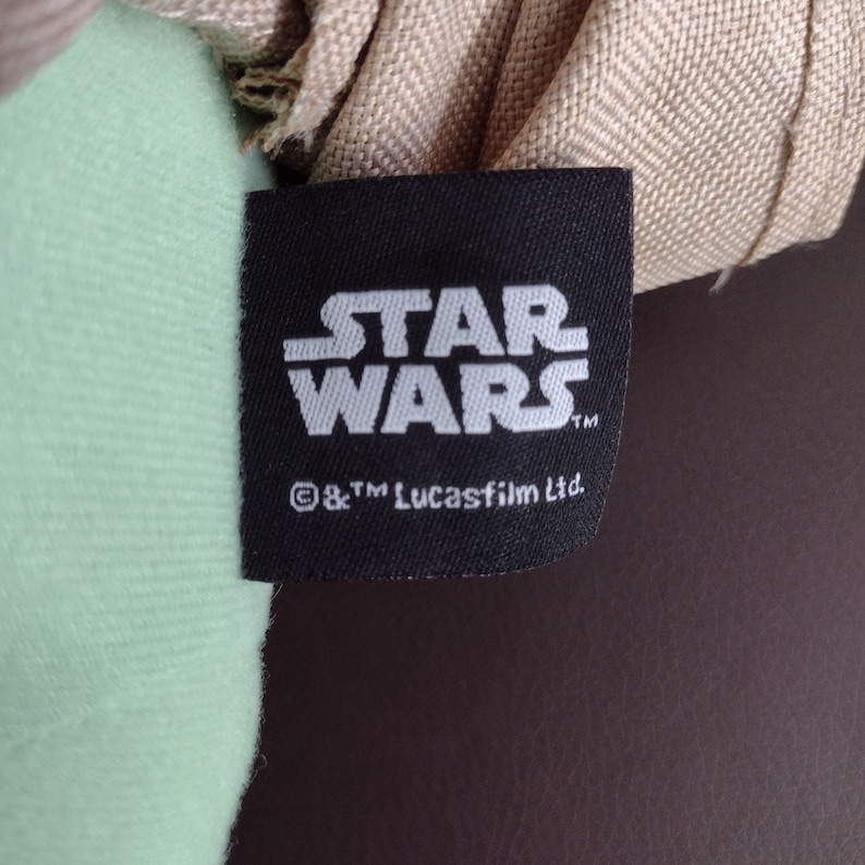 Op de afbeelding: Een zwart-wit Star Wars-label met de tekst "Star Wars" en "&TM Lucasfilm Ltd."