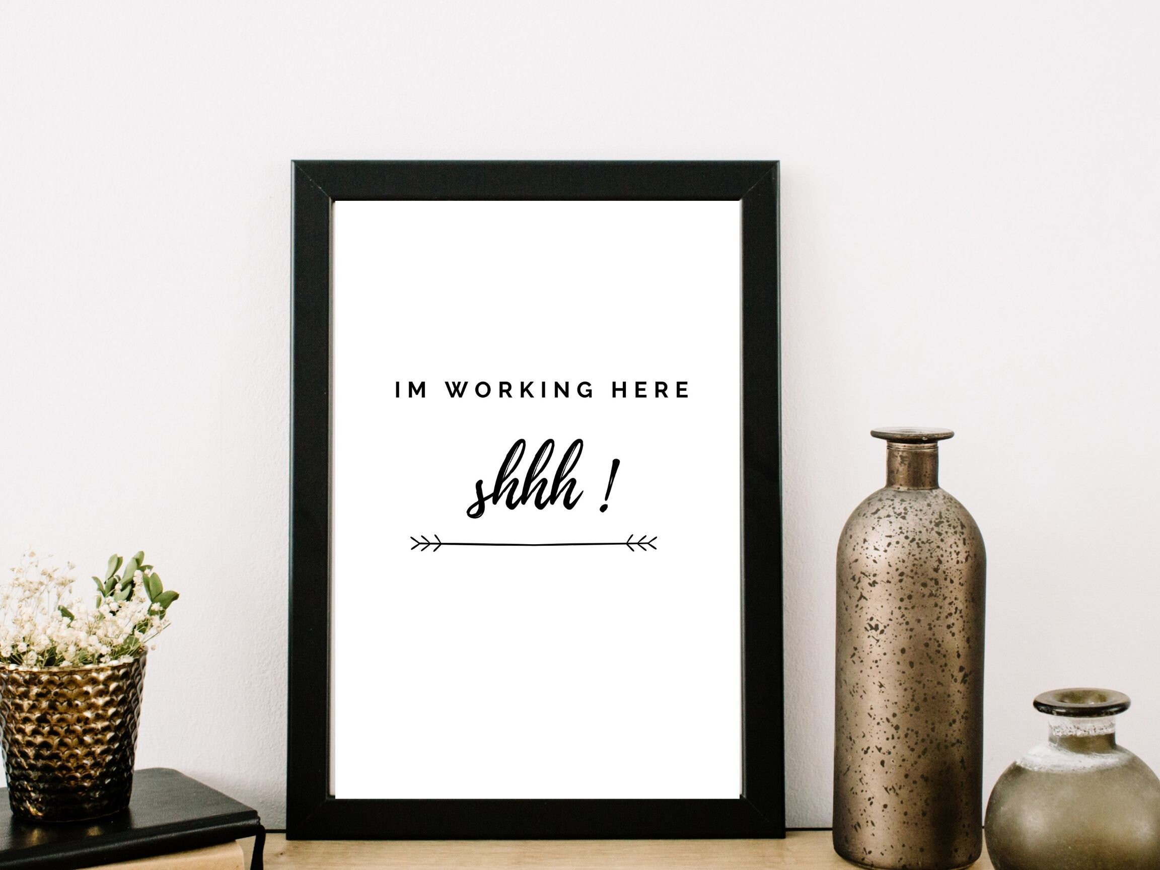Shhh I'm Working Here poster sign printable - Etsy España